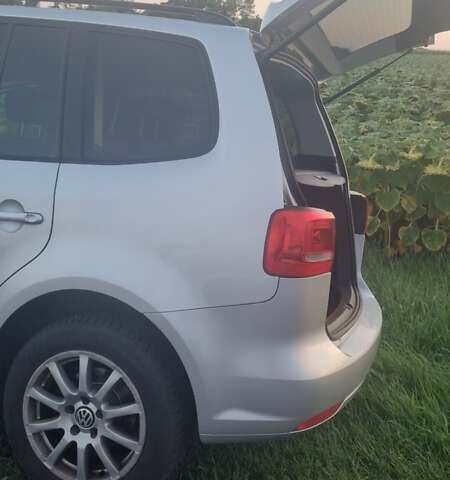 Серый Фольксваген Туран, объемом двигателя 1.6 л и пробегом 300 тыс. км за 9600 $, фото 1 на Automoto.ua