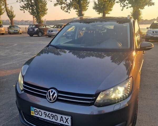 Серый Фольксваген Туран, объемом двигателя 1.97 л и пробегом 325 тыс. км за 14000 $, фото 1 на Automoto.ua