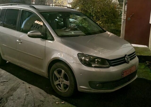 Серый Фольксваген Туран, объемом двигателя 0 л и пробегом 288 тыс. км за 9999 $, фото 1 на Automoto.ua