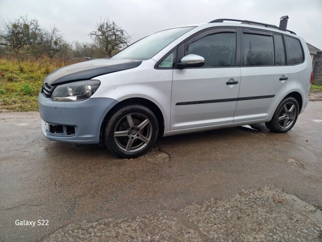 Серый Фольксваген Туран, объемом двигателя 1.6 л и пробегом 220 тыс. км за 6950 $, фото 1 на Automoto.ua