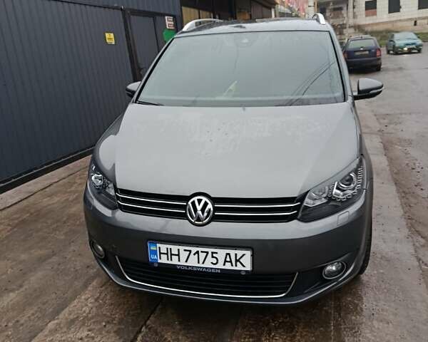 Серый Фольксваген Туран, объемом двигателя 2 л и пробегом 276 тыс. км за 14200 $, фото 1 на Automoto.ua