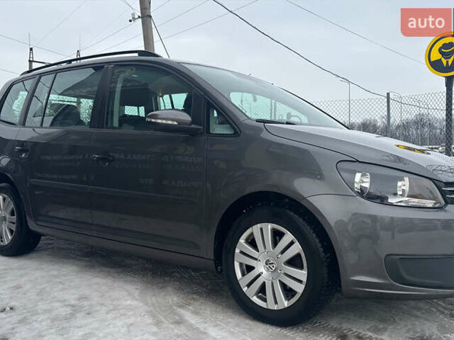 Серый Фольксваген Туран, объемом двигателя 1.6 л и пробегом 260 тыс. км за 12100 $, фото 1 на Automoto.ua