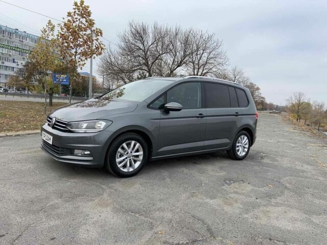 Серый Фольксваген Туран, объемом двигателя 1.6 л и пробегом 245 тыс. км за 16000 $, фото 1 на Automoto.ua