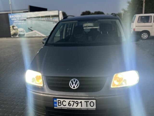 Серый Фольксваген Туран, объемом двигателя 1.6 л и пробегом 290 тыс. км за 4700 $, фото 1 на Automoto.ua