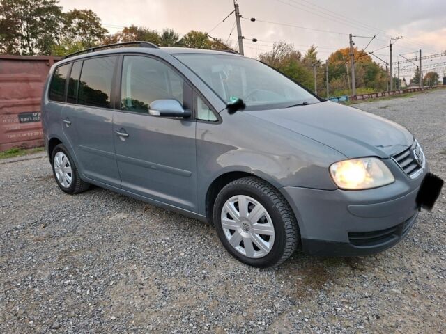 Серый Фольксваген Туран, объемом двигателя 1.9 л и пробегом 300 тыс. км за 3300 $, фото 1 на Automoto.ua