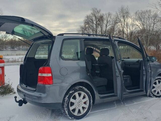 Серый Фольксваген Туран, объемом двигателя 1.9 л и пробегом 333 тыс. км за 3000 $, фото 1 на Automoto.ua