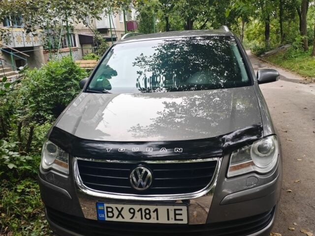 Серый Фольксваген Туран, объемом двигателя 1.4 л и пробегом 179 тыс. км за 7800 $, фото 1 на Automoto.ua