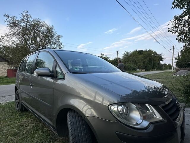 Серый Фольксваген Туран, объемом двигателя 2 л и пробегом 271 тыс. км за 5800 $, фото 1 на Automoto.ua