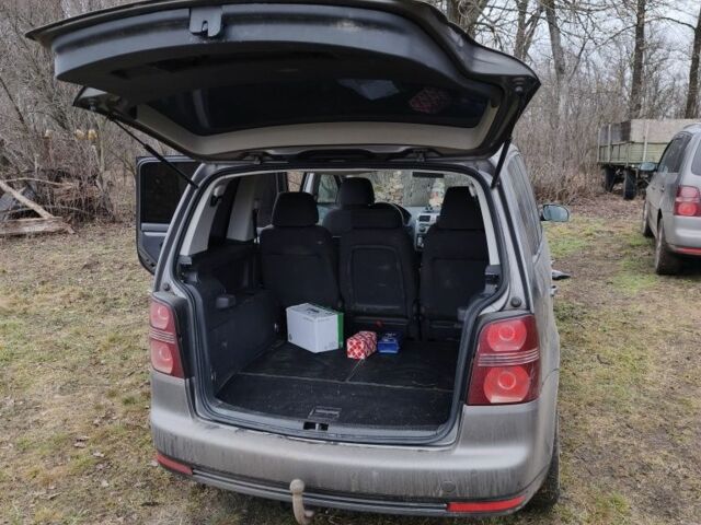 Серый Фольксваген Туран, объемом двигателя 2 л и пробегом 285 тыс. км за 3700 $, фото 1 на Automoto.ua