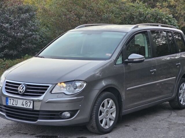 Серый Фольксваген Туран, объемом двигателя 2 л и пробегом 334 тыс. км за 8800 $, фото 1 на Automoto.ua