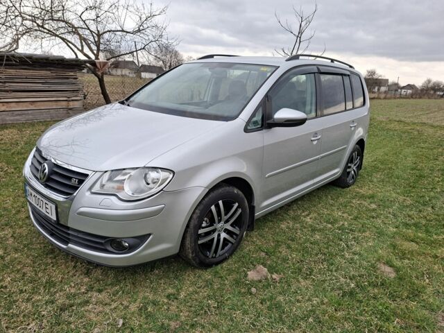 Серый Фольксваген Туран, объемом двигателя 2 л и пробегом 251 тыс. км за 8600 $, фото 1 на Automoto.ua