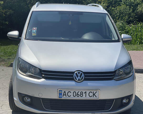 Сірий Фольксваген Туран, об'ємом двигуна 1.6 л та пробігом 235 тис. км за 11000 $, фото 1 на Automoto.ua