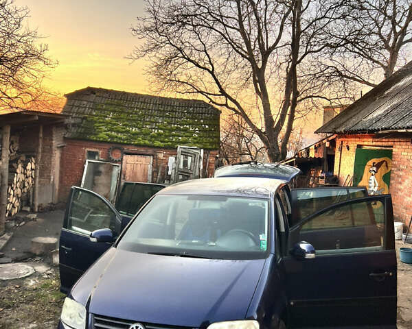 Синий Фольксваген Туран, объемом двигателя 1.6 л и пробегом 250 тыс. км за 5400 $, фото 1 на Automoto.ua