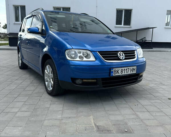 Синий Фольксваген Туран, объемом двигателя 1.6 л и пробегом 390 тыс. км за 5500 $, фото 1 на Automoto.ua