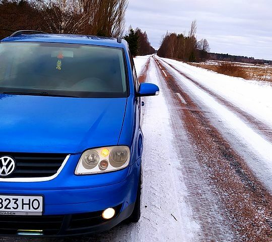 Синій Фольксваген Туран, об'ємом двигуна 2 л та пробігом 290 тис. км за 5500 $, фото 1 на Automoto.ua