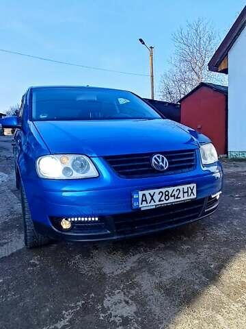 Синий Фольксваген Туран, объемом двигателя 1.6 л и пробегом 305 тыс. км за 5500 $, фото 1 на Automoto.ua