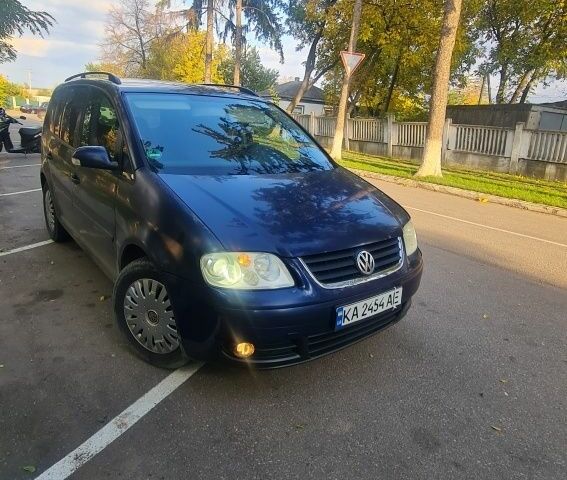 Фольксваген Туран 2003 в Голованевске на Automoto.ua Синий Фольксваген Туран, объемом двигателя 2 л и пробегом 380 тыс. км за 4700 $, фото 1 на Automoto.ua
