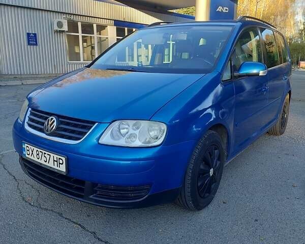 Синий Фольксваген Туран, объемом двигателя 1.6 л и пробегом 242 тыс. км за 5800 $, фото 1 на Automoto.ua