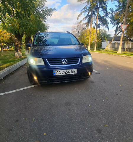 Синий Фольксваген Туран, объемом двигателя 1.98 л и пробегом 391 тыс. км за 4300 $, фото 1 на Automoto.ua