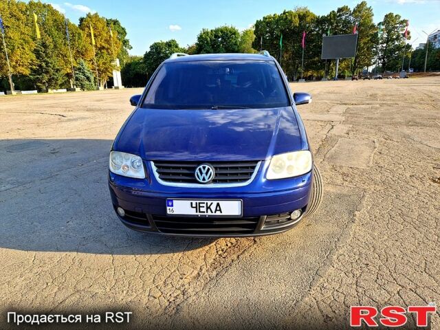 Синий Фольксваген Туран, объемом двигателя 2 л и пробегом 318 тыс. км за 5800 $, фото 1 на Automoto.ua