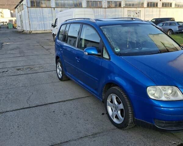 Синий Фольксваген Туран, объемом двигателя 1.6 л и пробегом 240 тыс. км за 5400 $, фото 1 на Automoto.ua