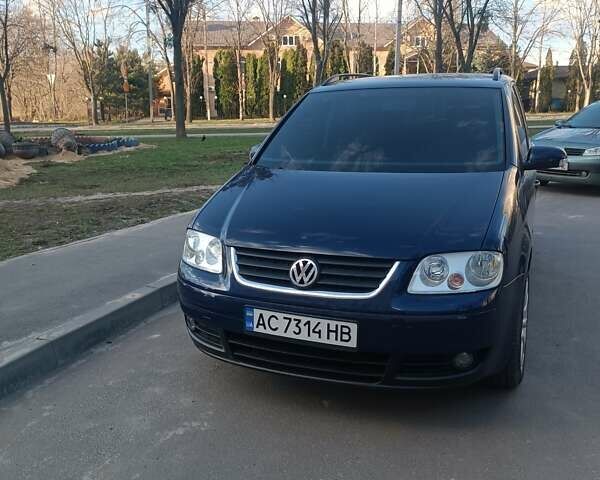 Синий Фольксваген Туран, объемом двигателя 1.6 л и пробегом 270 тыс. км за 5200 $, фото 1 на Automoto.ua