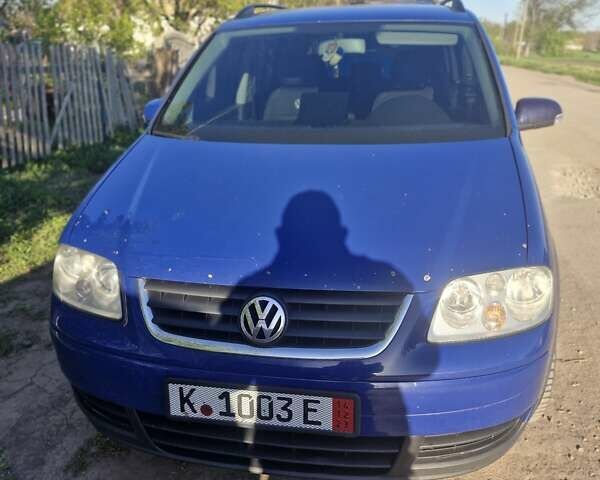 Синій Фольксваген Туран, об'ємом двигуна 2 л та пробігом 365 тис. км за 3800 $, фото 1 на Automoto.ua