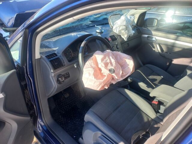 Синий Фольксваген Туран, объемом двигателя 1.6 л и пробегом 244 тыс. км за 3020 $, фото 1 на Automoto.ua