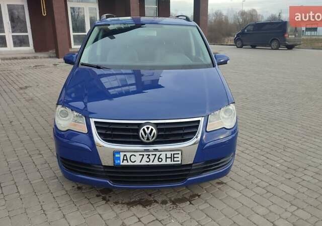 Синий Фольксваген Туран, объемом двигателя 1.6 л и пробегом 225 тыс. км за 6300 $, фото 1 на Automoto.ua