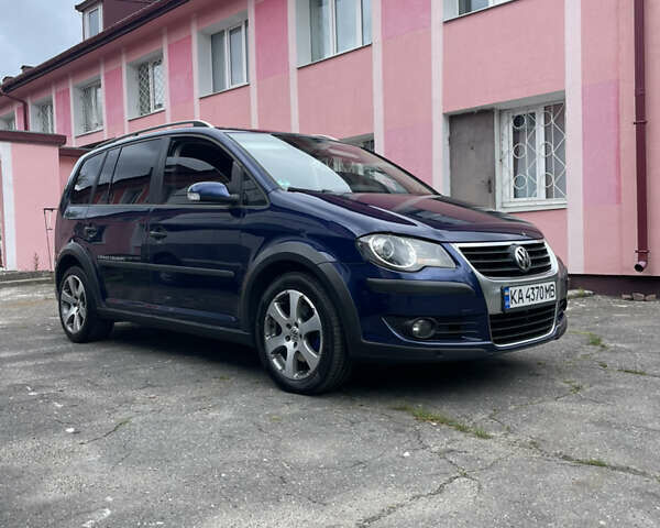 Синий Фольксваген Туран, объемом двигателя 1.97 л и пробегом 320 тыс. км за 8800 $, фото 1 на Automoto.ua