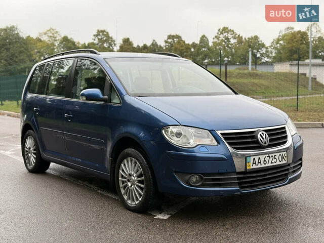 Синий Фольксваген Туран, объемом двигателя 1.6 л и пробегом 225 тыс. км за 5900 $, фото 1 на Automoto.ua