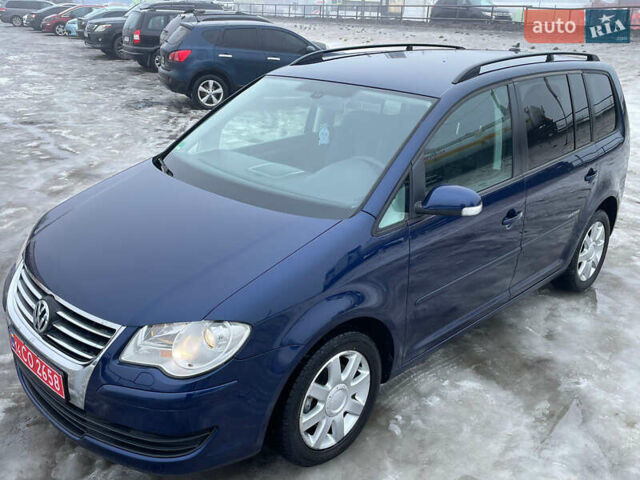 Синий Фольксваген Туран, объемом двигателя 1.6 л и пробегом 206 тыс. км за 8777 $, фото 1 на Automoto.ua
