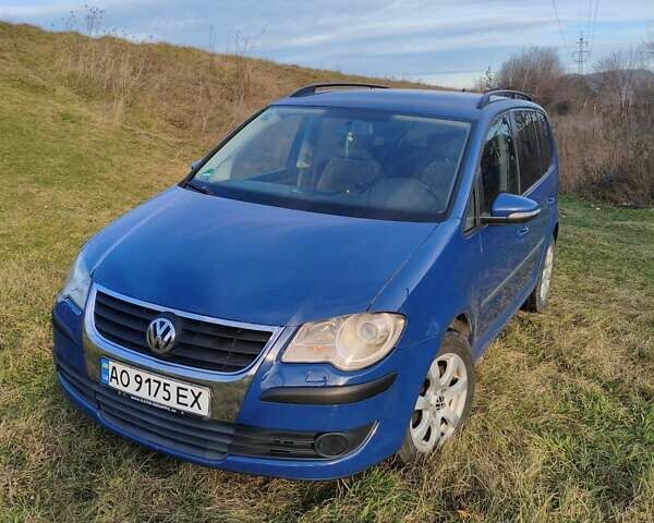 Синий Фольксваген Туран, объемом двигателя 1.9 л и пробегом 330 тыс. км за 8400 $, фото 1 на Automoto.ua