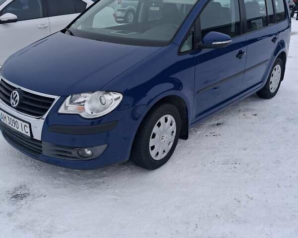 Синий Фольксваген Туран, объемом двигателя 1.6 л и пробегом 230 тыс. км за 7850 $, фото 1 на Automoto.ua