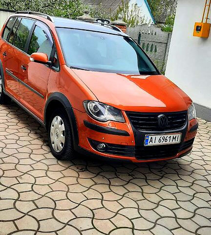 Оранжевый Фольксваген Туран, объемом двигателя 1.4 л и пробегом 217 тыс. км за 6900 $, фото 1 на Automoto.ua