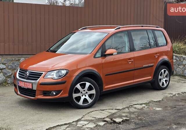 Оранжевый Фольксваген Туран, объемом двигателя 1.6 л и пробегом 243 тыс. км за 9399 $, фото 1 на Automoto.ua