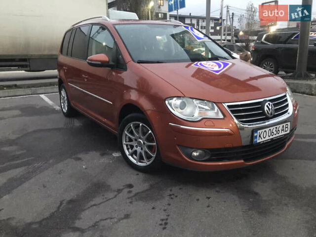 Помаранчевий Фольксваген Туран, об'ємом двигуна 2 л та пробігом 270 тис. км за 8400 $, фото 1 на Automoto.ua