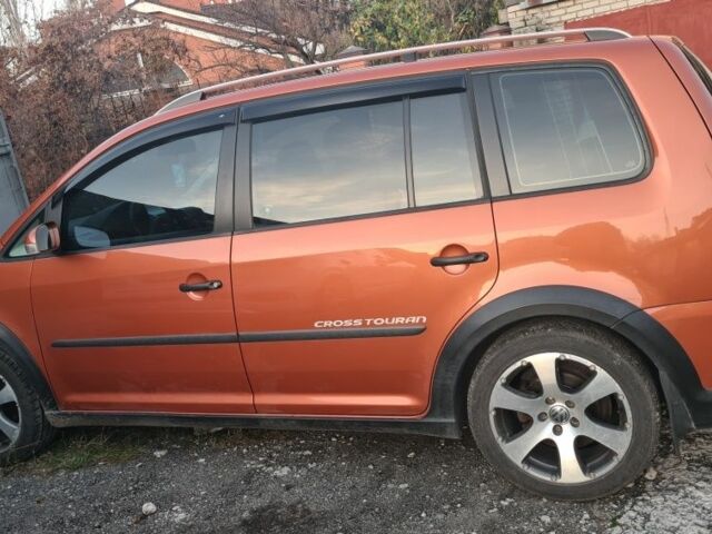 Оранжевый Фольксваген Туран, объемом двигателя 1.4 л и пробегом 110 тыс. км за 8200 $, фото 1 на Automoto.ua