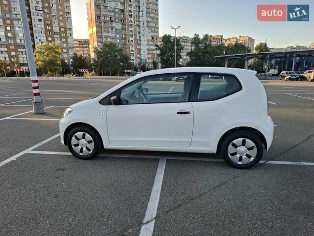 Белый Фольксваген Ап, объемом двигателя 1 л и пробегом 300 тыс. км за 4550 $, фото 1 на Automoto.ua