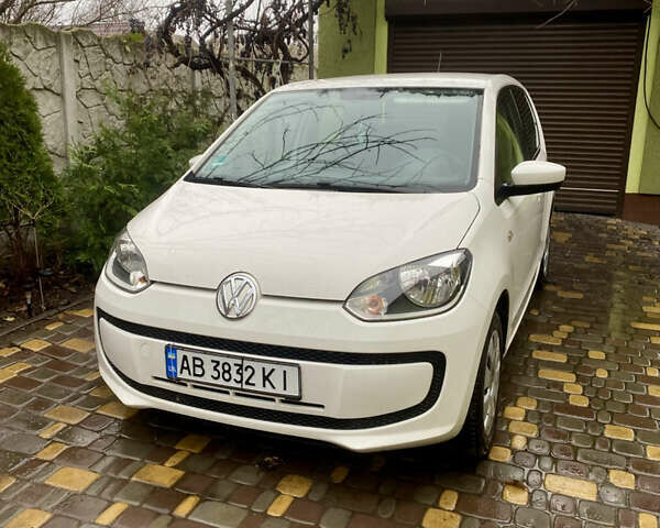 Белый Фольксваген Ап, объемом двигателя 1 л и пробегом 300 тыс. км за 5359 $, фото 1 на Automoto.ua
