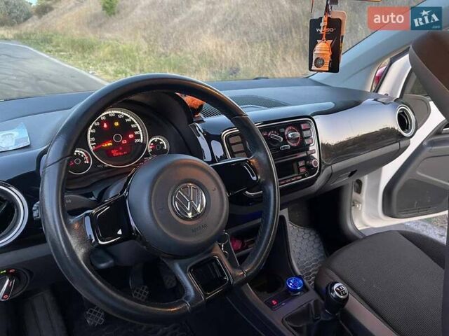 Белый Фольксваген Ап, объемом двигателя 1 л и пробегом 130 тыс. км за 7200 $, фото 1 на Automoto.ua