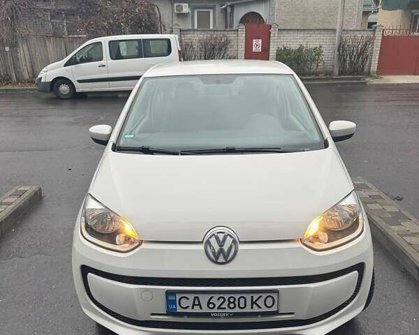 Белый Фольксваген Ап, объемом двигателя 1 л и пробегом 130 тыс. км за 6600 $, фото 1 на Automoto.ua