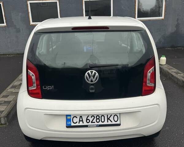 Белый Фольксваген Ап, объемом двигателя 1 л и пробегом 130 тыс. км за 7000 $, фото 1 на Automoto.ua