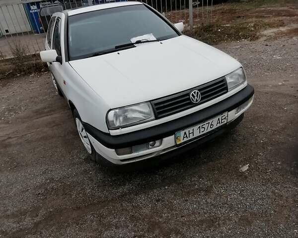 Белый Фольксваген Венто, объемом двигателя 2 л и пробегом 256 тыс. км за 2397 $, фото 1 на Automoto.ua