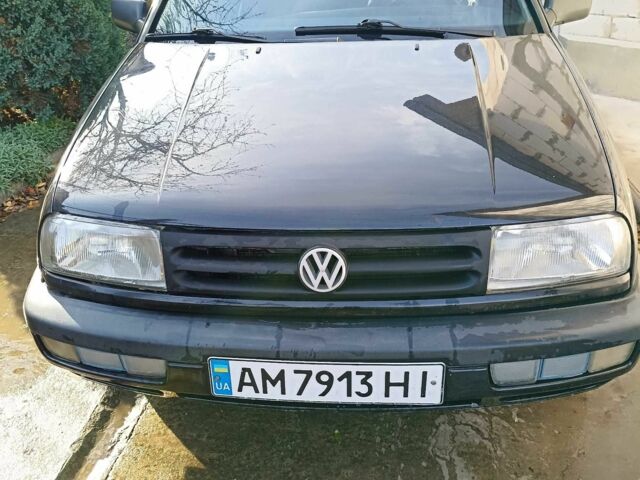 Черный Фольксваген Венто, объемом двигателя 1.8 л и пробегом 200 тыс. км за 2600 $, фото 1 на Automoto.ua