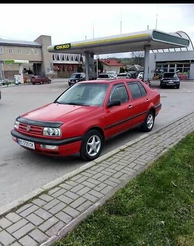 Красный Фольксваген Венто, объемом двигателя 1.8 л и пробегом 190 тыс. км за 2300 $, фото 1 на Automoto.ua