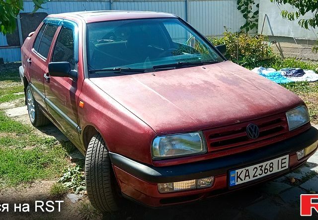 Червоний Фольксваген Венто, об'ємом двигуна 1.6 л та пробігом 100 тис. км за 1850 $, фото 1 на Automoto.ua