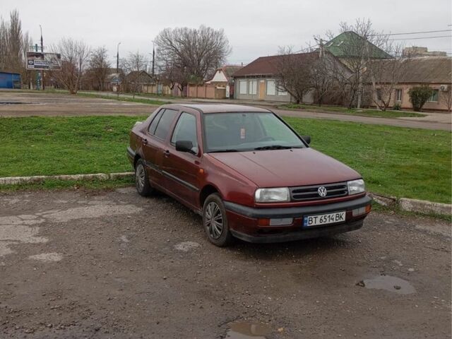 Красный Фольксваген Венто, объемом двигателя 2 л и пробегом 200 тыс. км за 1700 $, фото 1 на Automoto.ua