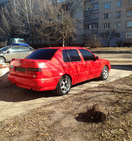 Красный Фольксваген Венто, объемом двигателя 1.8 л и пробегом 210 тыс. км за 3900 $, фото 1 на Automoto.ua