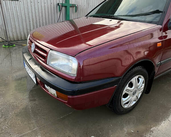 Красный Фольксваген Венто, объемом двигателя 1.78 л и пробегом 300 тыс. км за 2199 $, фото 1 на Automoto.ua